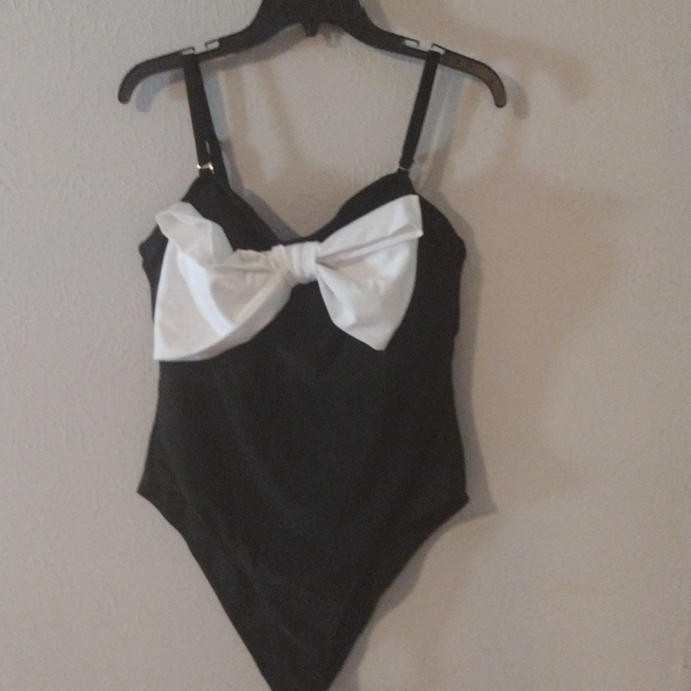 Elegant Black Bodysuit with Statement White Bow – Size XL - Picture 2 of 4